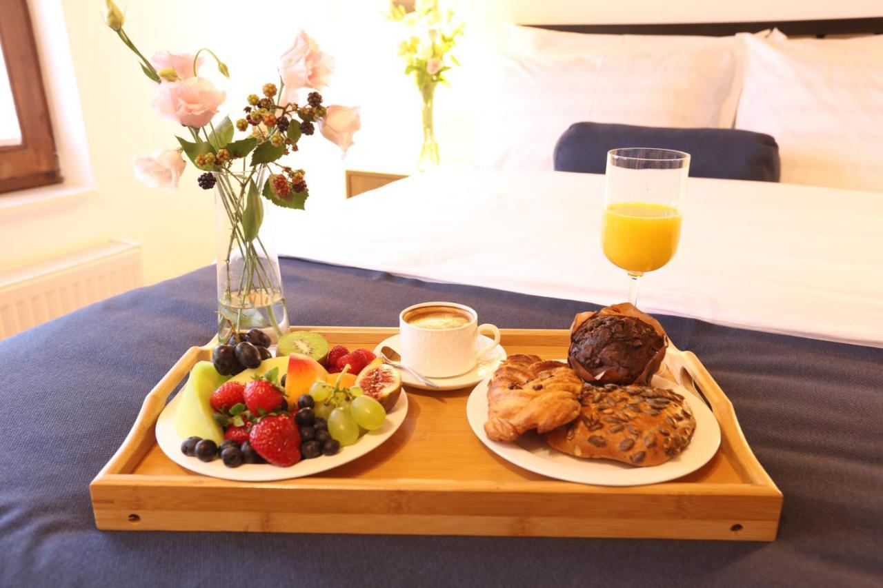 Grand Boutique Hotel พริสตีนา ภายนอก รูปภาพ