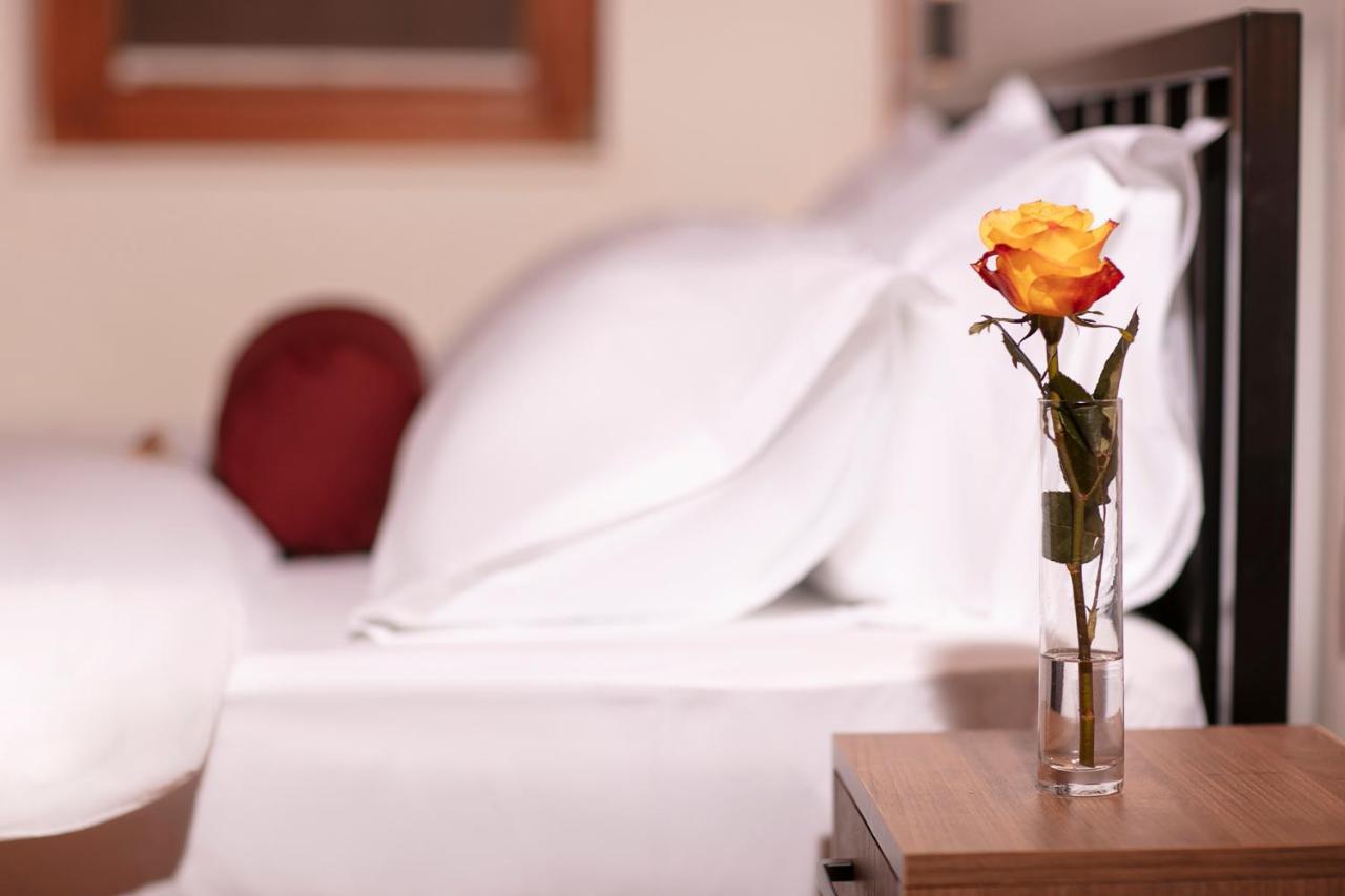 Grand Boutique Hotel พริสตีนา ภายนอก รูปภาพ
