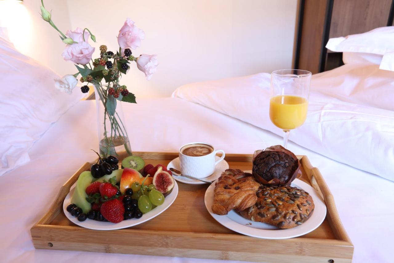Grand Boutique Hotel พริสตีนา ภายนอก รูปภาพ