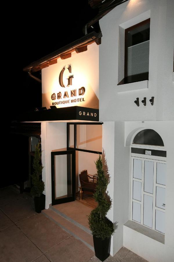 Grand Boutique Hotel พริสตีนา ภายนอก รูปภาพ
