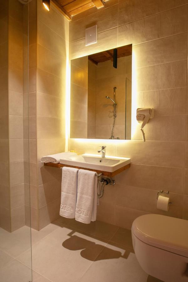 Grand Boutique Hotel พริสตีนา ภายนอก รูปภาพ