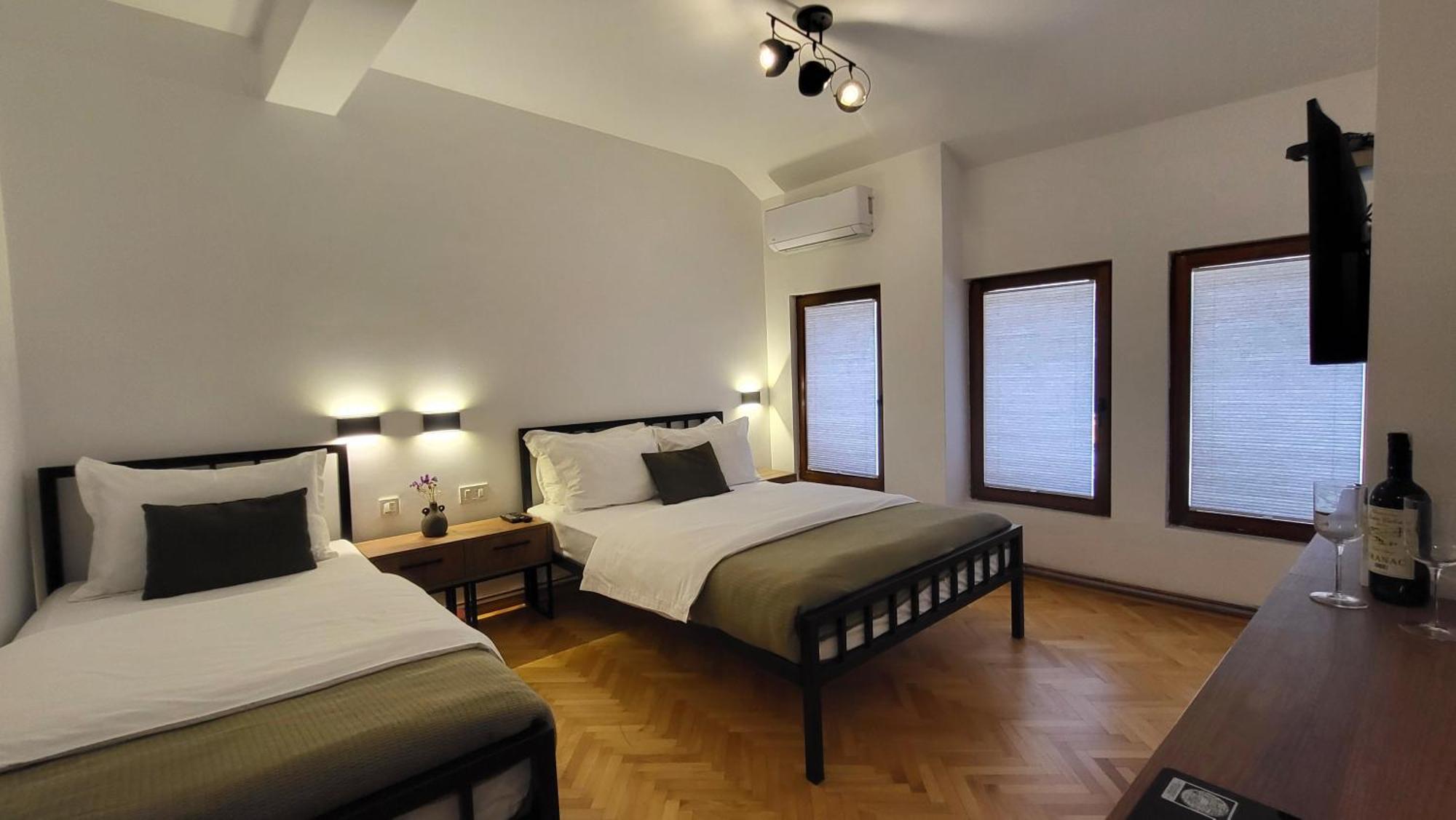 Grand Boutique Hotel พริสตีนา ภายนอก รูปภาพ